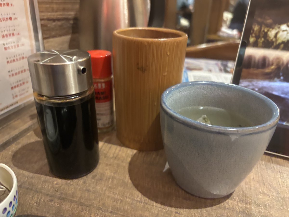 本人智障
拎咗居酒屋放竹簽個壺嚟飲水
睇嚟將會病