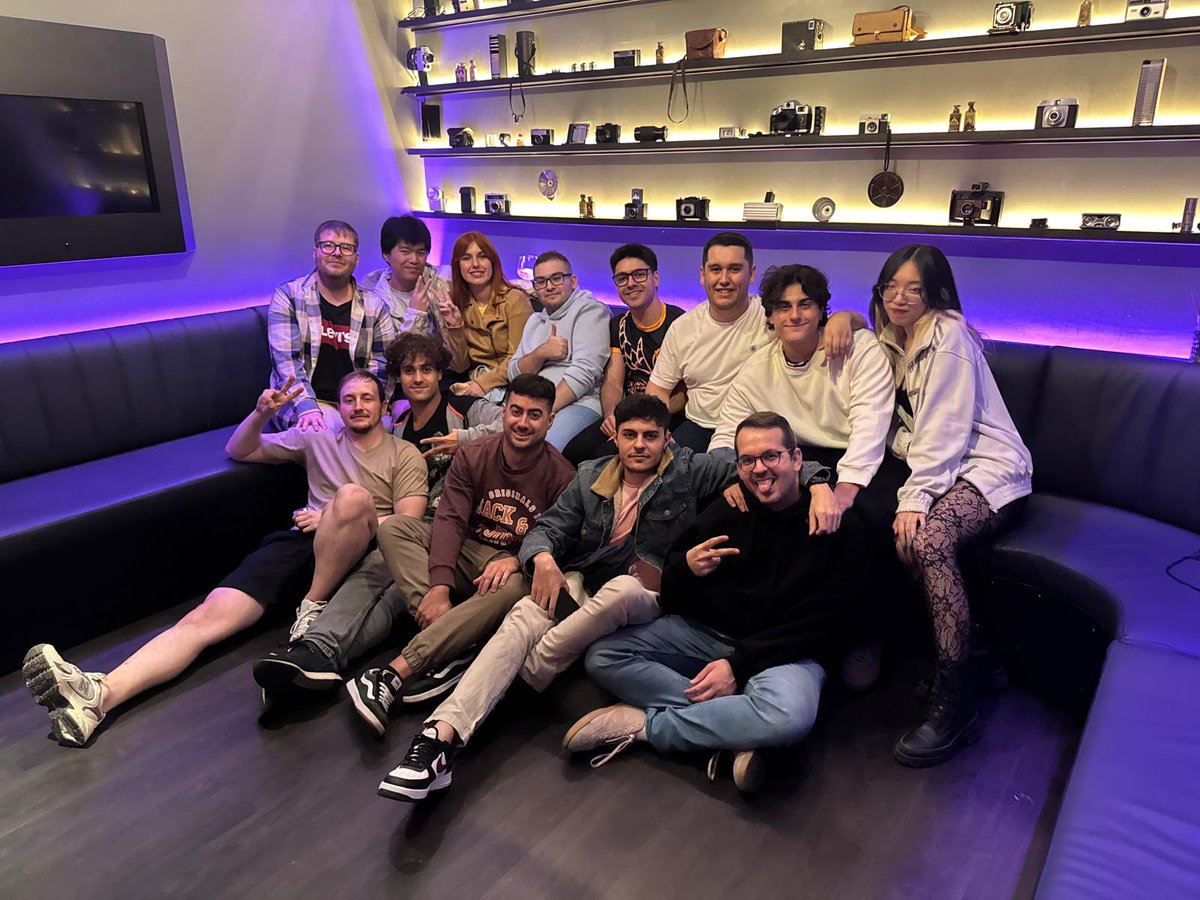 Top 2 mejores fines de semana de mi vida (el 1 no sé cual es). Ha sido muy bonito saludar a tanta peña que me cae bien a la que casi no podía ni ponerle cara. El LoL es algo realmente bonito, todos y cada uno a los que vi, que sepáis que sois las 🐐.