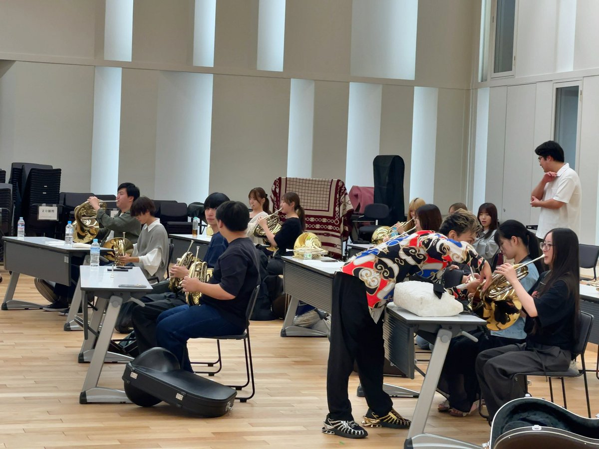 tcm_BandAcademy's tweet image. #東京音楽大学 #吹奏楽アカデミー 専攻
今回の楽器別指導法は、#石川善男 先生による #ホルン の２回目の講義でした。

今回は特殊奏法であるゲシュトップの吹き方や、ミュートの使用方法を学びました。