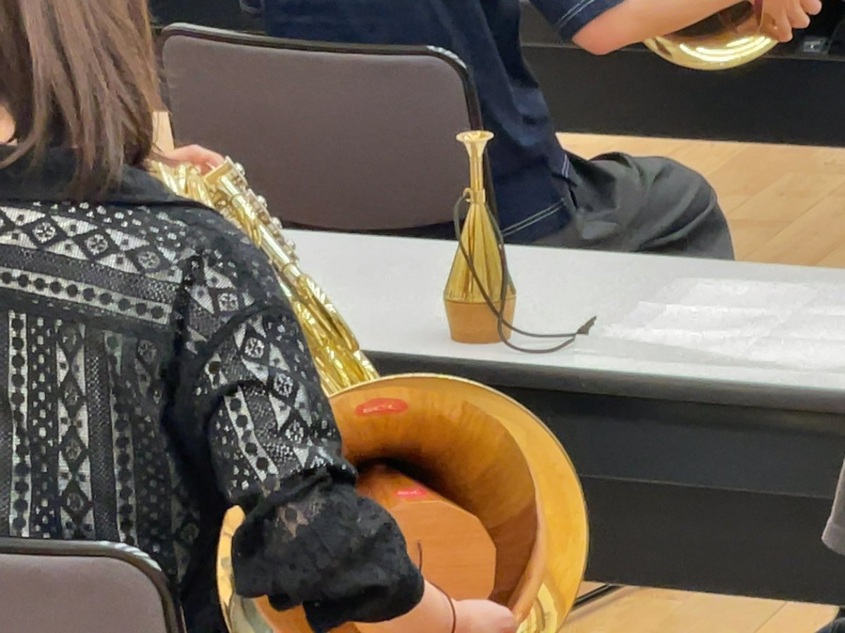 tcm_BandAcademy's tweet image. #東京音楽大学 #吹奏楽アカデミー 専攻
今回の楽器別指導法は、#石川善男 先生による #ホルン の２回目の講義でした。

今回は特殊奏法であるゲシュトップの吹き方や、ミュートの使用方法を学びました。