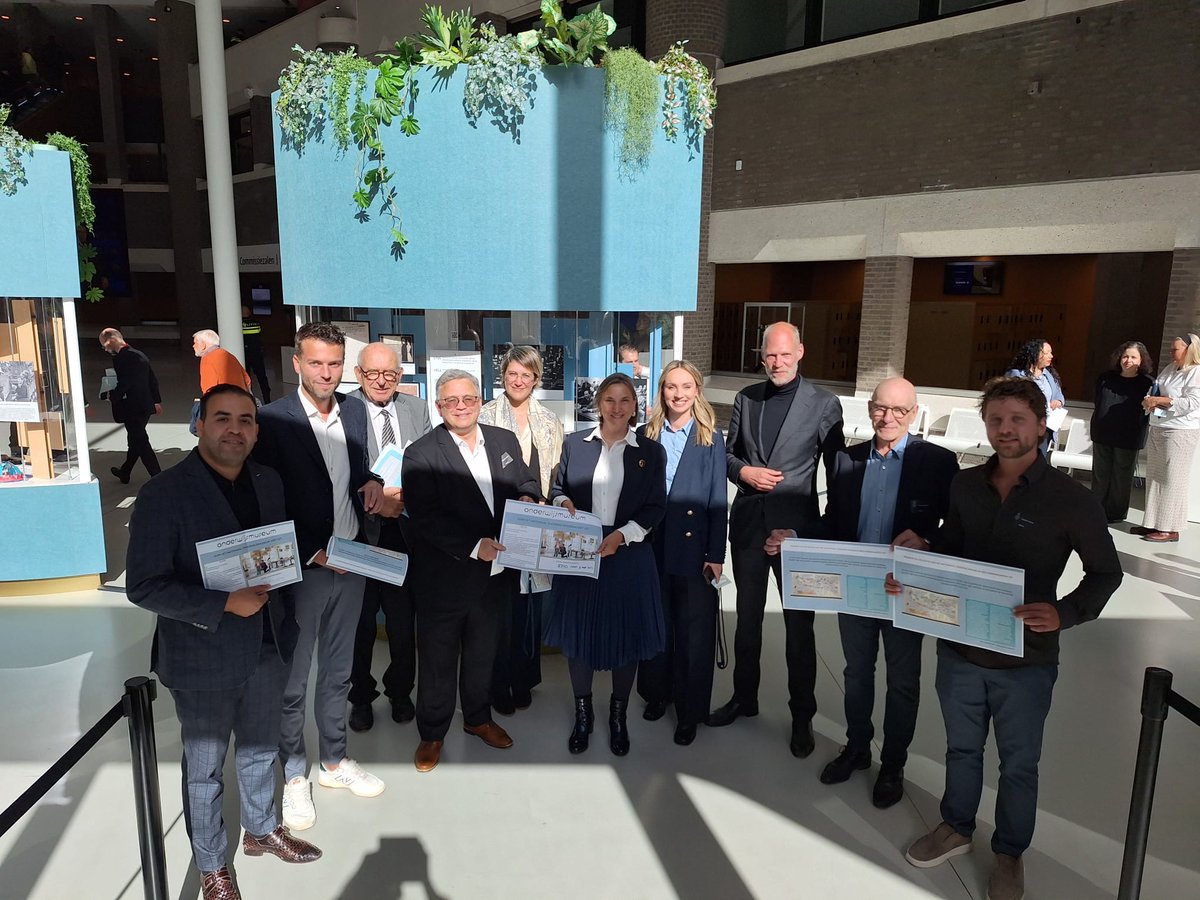 De Stichting Nationaal Onderwijsmuseum heeft vanmiddag de petitie ‘Gum het Nationaal Onderwijsmuseum niet uit’ aangeboden aan leden van de commissie <a href="/OCW_TK/">Vaste Commissie OCW Tweede Kamer</a>, namens alle ondertekenaars van de petitie die het Nationaal Onderwijsmuseum een warm hart toedragen.