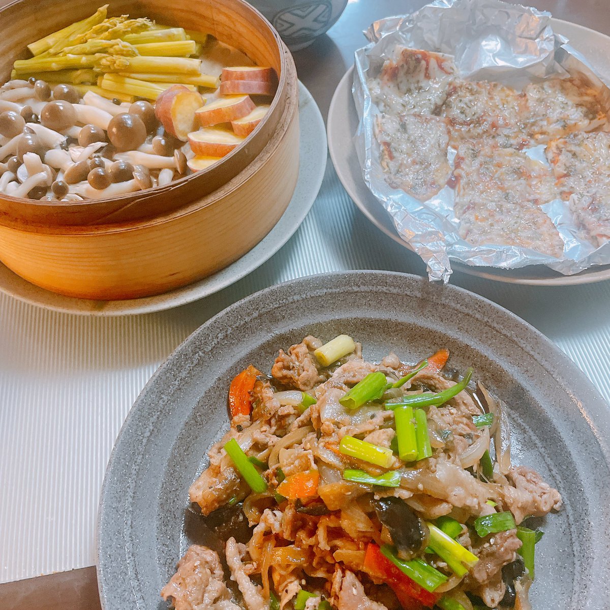 miryongjp's tweet photo. 豚肉と茄子をオイスターソースと焼肉のタレで炒めて
久しぶりにはんぺんピザと

今日の蒸しはこれだけ
水キムチと

#おうちごはん
#晩ごはん https://t.co/Rq8snGPmwb