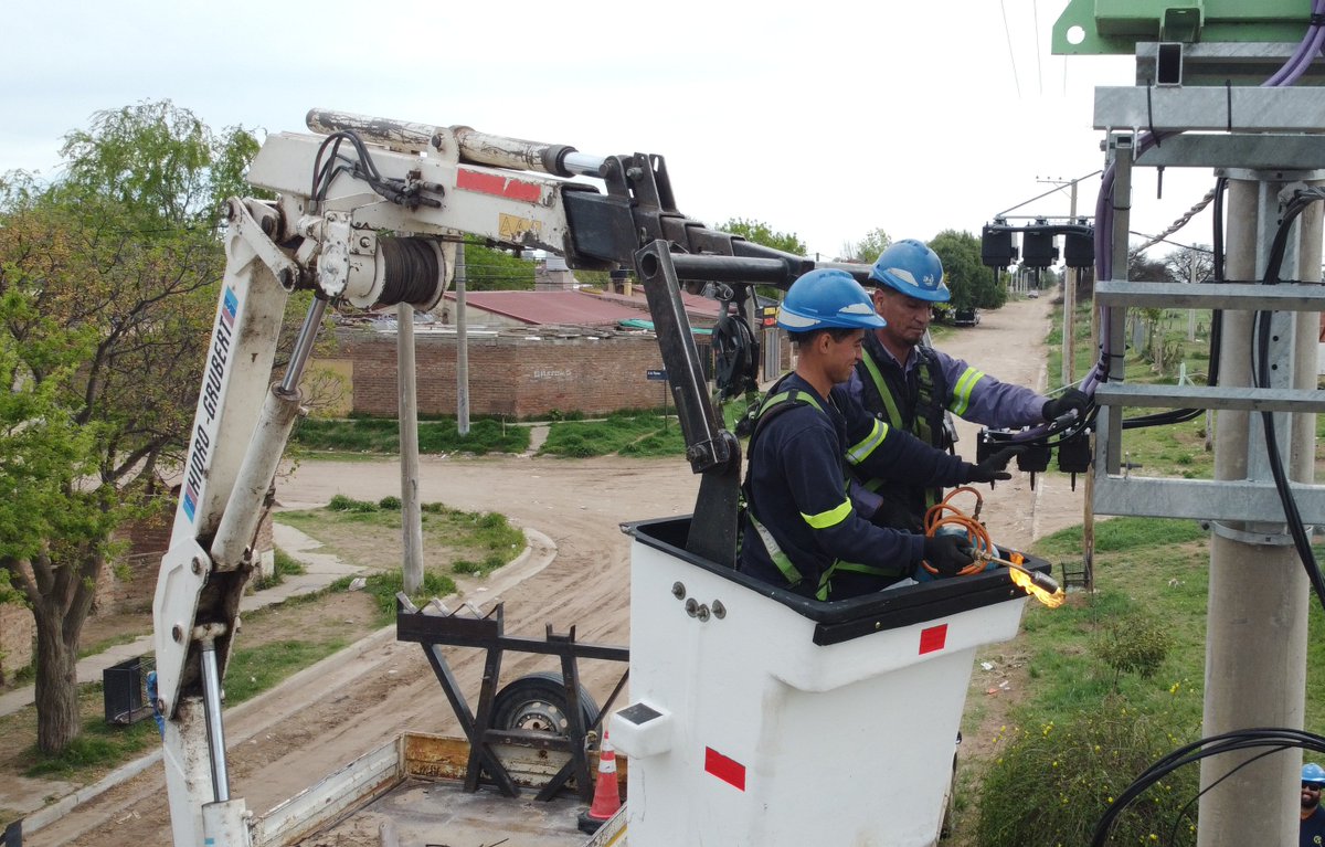 EL BARRIO MICAELA GARCÍA YA TIENE UN 60% DE AVANCE EN SU OBRA ELÉCTRICA

Lo dijimos desde el primer día: el acceso a la luz no es un privilegio, es justicia social.

Ya tenemos columnas instaladas y luces LED en 15 cuadras. Con esta obra, que estará finalizada a fines de octubre,