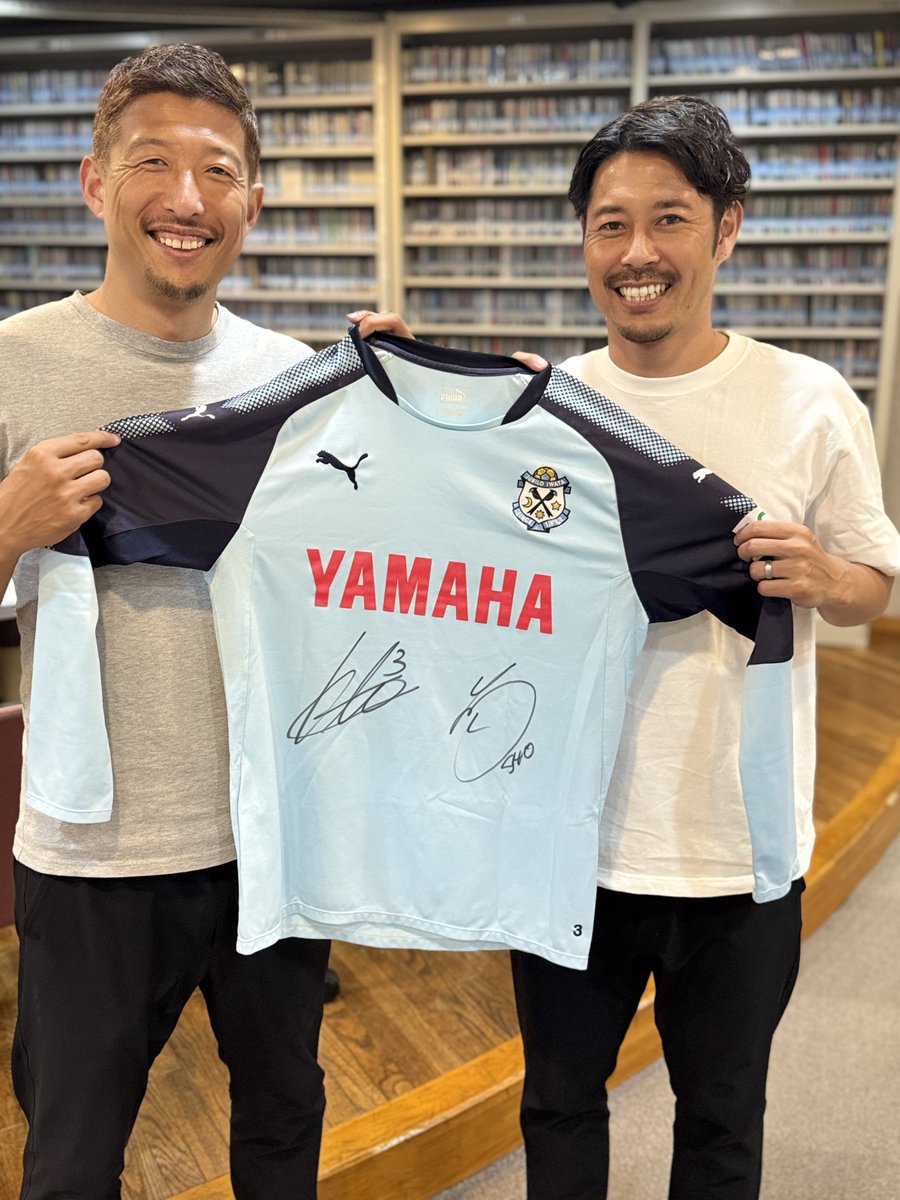 今日のスペシャルゲスト
#大井健太郎 選手と #成岡翔 さんの
サイン入り、#ジュビロ磐田 時代のトレーニングウェアをお1人に #プレゼント🎁

ほしい方はこのアカウントを
フォロー&amp;リポストしてください✅

締め切りは10/3(金)までです🌸

#SBSラジオ #フットーク #jubilo