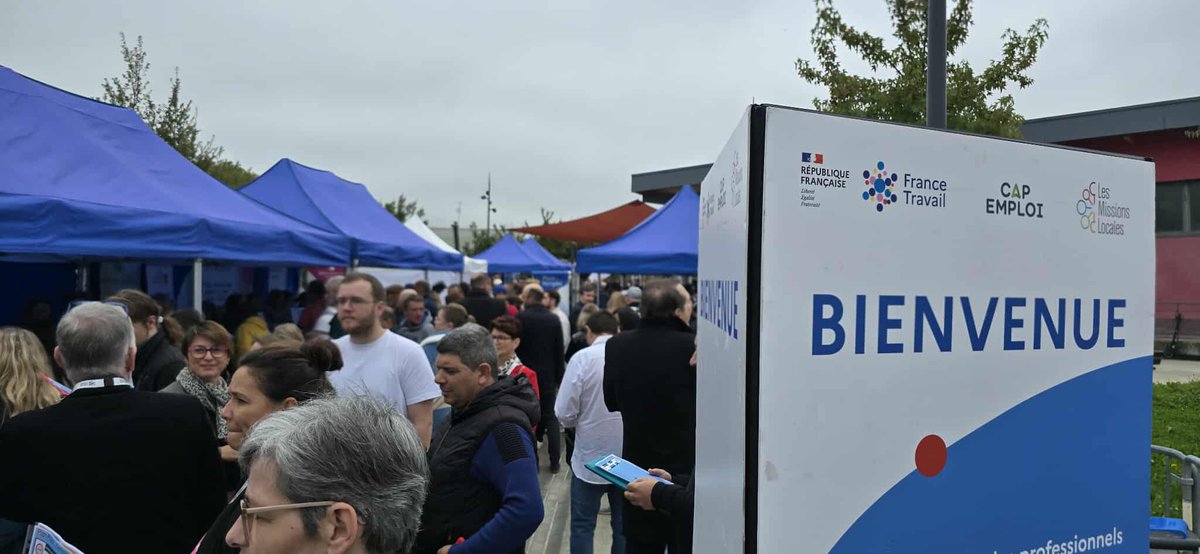 Top départ pour la Place de l’Emploi de Lons le Saunier ! Plus de 200 personnes déjà présentes pour rencontrer les 34 employeurs qui recrutent. Variété des secteurs et des métiers pour de belles opportunités professionnelles #AvecFranceTravail !