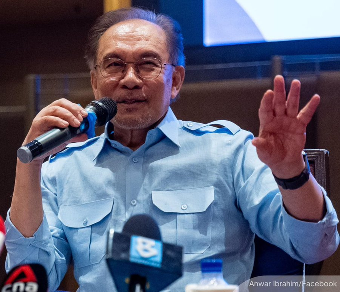 NewsBFM's tweet photo. A Malaysiakini probe has found a coordinated astroturfing network of 263 Facebook accounts artificially boosting support for PM Anwar Ibrahim. 

Experts said the operation, using shared scripts of generic praise, sought to create a false sense of grassroots backing by manufacturing online consensus.

https://t.co/M7bTuejEnu

📷: Malaysiakini

🧵1