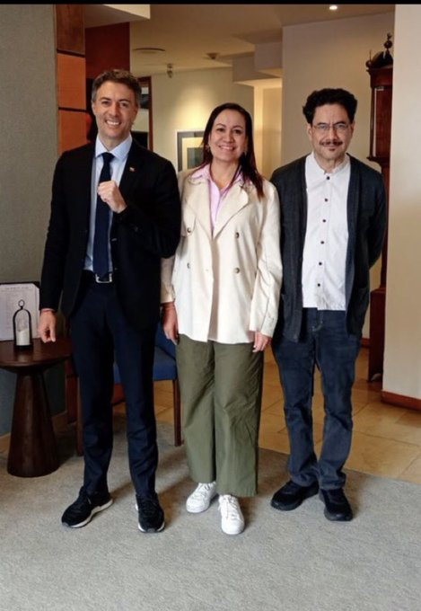 lolisportela's tweet photo. Estos representan la continuidad de la amenaza para Colombia: más pobreza, más inseguridad, más impuestos, más corrupción,. más coca. Menos salud, menos vivienda, menos gasolina, menos desarrollo. La lucha es frontal por Colombia #CabalPresidenta @AlvaroUribeVel @CeDemocratico https://t.co/M6gtiwEc3H