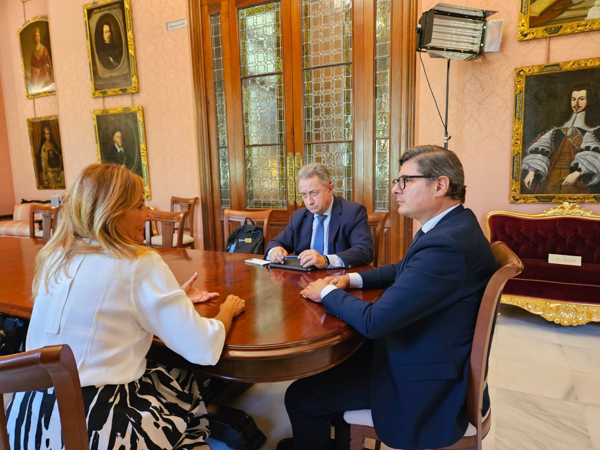 Ante el inminente traslado de los juzgados de primera instancia a la Ciudad de la Justicia de Palmas Altas, hemos mantenido una reunión con la Jueza Decana con el objetivo de garantizar la movilidad de profesionales, funcionarios y usuarios de la administración de justicia.