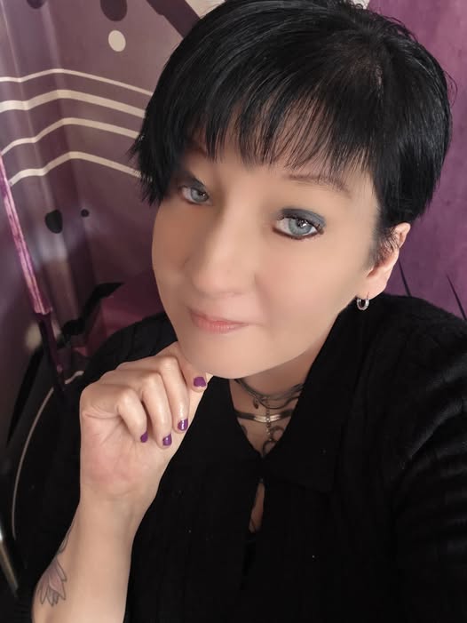 Ich entscheide, ob du vor mir knien darfst!
Ich entscheide, wann du sprechen darfst!
Ich entscheide über alles !
Ich entscheide, ob du es wert bist, mir zu dienen! Ich entscheide, ob dein Tribut angemessen ist und ob ich dich dienen lasse!