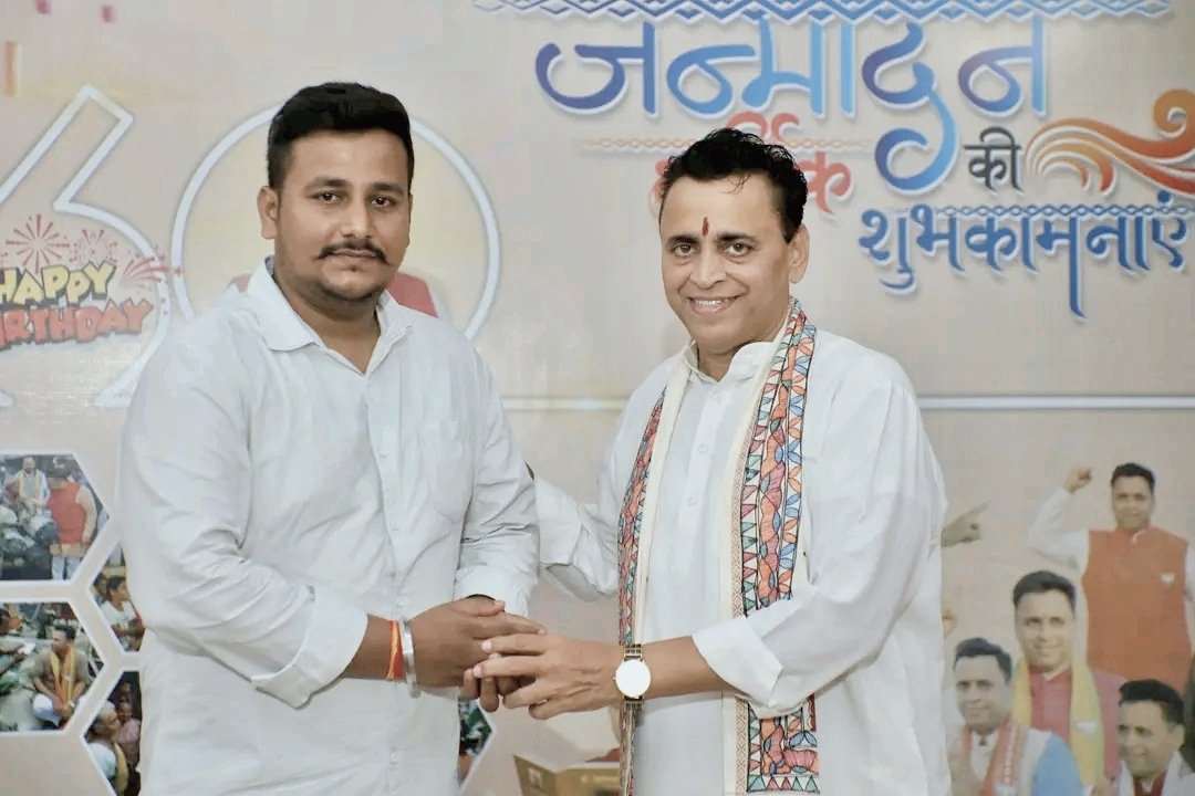 भाजपा के वरिष्ठ नेता एवं माय होम इंडिया के संस्थापक श्री सुनील विष्णनाथ देवधर जी के आवास पर पहुँचकर उन्हें उनके 60वें जन्मदिवस की हार्दिक शुभकामनाएँ दीं। 🎉🙏

उनका जीवन समर्पण, राष्ट्रभक्ति और संगठन निर्माण के प्रति उनका अथक योगदान हम सभी के लिए प्रेरणास्रोत है।