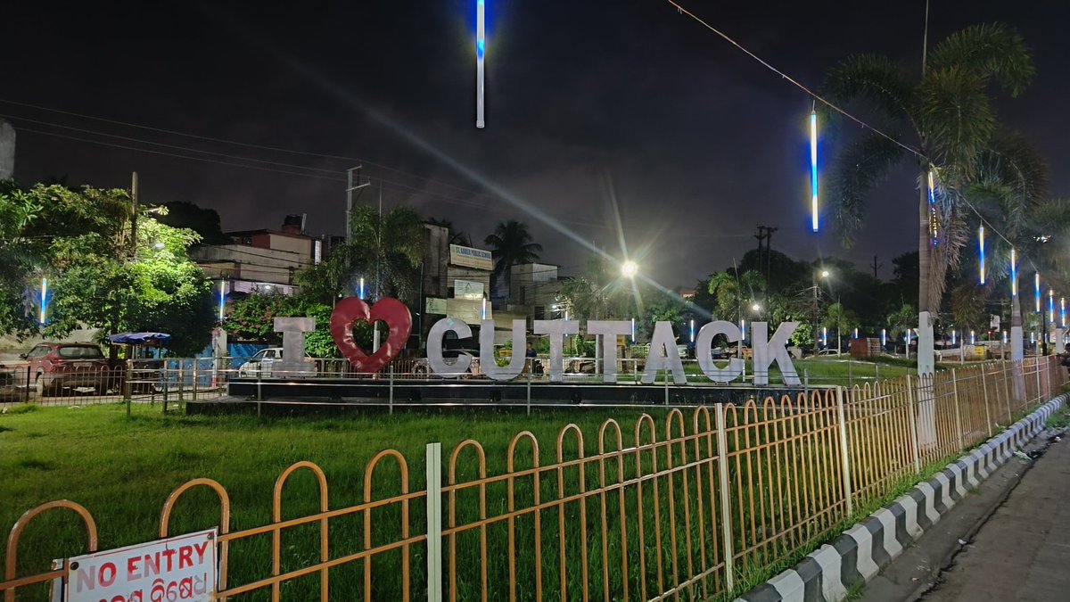 TeamSCCPCT's tweet image. ଦୁଇଟି ଫୋଟୋ କଟକ ପ୍ରତି ଅବହେଳା ର କଥା ବଖାଣୁଛି। 😐

ପୁଜା ବଜାର ରେ କଟକ ର ଦୁଇ ପ୍ରମୁଖ ଜାଗା ରେ ଆଲୁଅ ହିଁ ଜଳୁନି, କଟକ କୁ ସବୁବେଳ ଏକ ଅବହେଳିତ ସହର କରି ରଖୁଥିବା ପ୍ରଶାସନ ର କି ମନ୍ଦ ଉଦ୍ଦେଶ୍ୟ ରହୁଛି!!!
@CMCCuttack @CuttackDM @sofiafirdous1 @BiswalSouvic @BhartruhariM @odisha_tourism