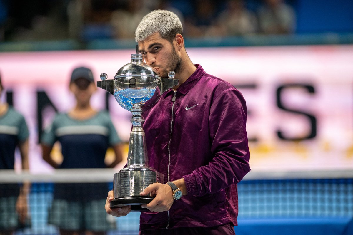 PasionDeporWeb's tweet photo. #Tokio • Carlos Alcaraz venció por doble 6-4 a Taylor Fritz y vuelve a consagrarse en esta temporada.

🏆 El español logra su 8° trofeo ATP 500, y el 24° título de su carrera. https://t.co/hyoceoiuPI