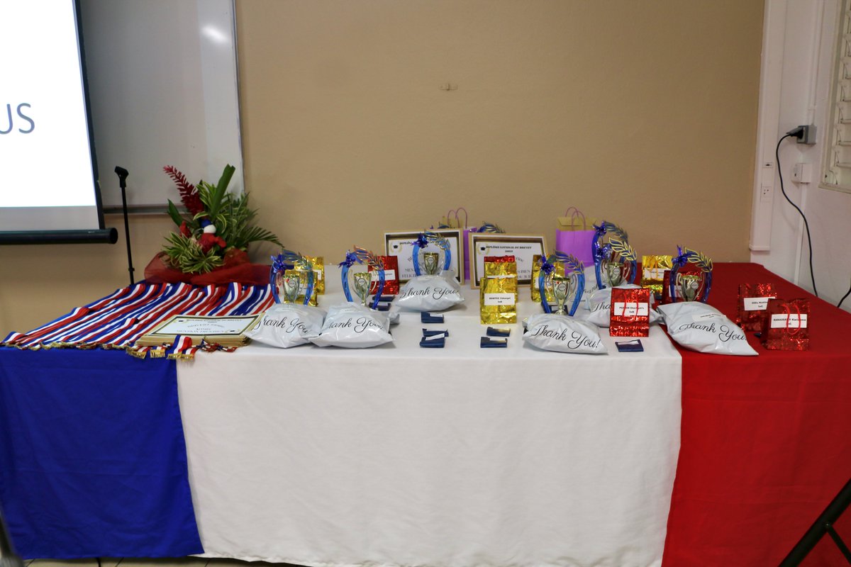 🎓 Belle cérémonie républicaine de remise du #DNB ven. 26 sept. au <a href="/clg_SadiCarnot/">Clg Sadi Carnot</a> 
Fiers de nos anciens élèves 👩‍🎓👨‍🎓
🙏 Merci à M. Angélique, M. Merabli,  <a href="/olivier_serva/">Olivier SERVA</a>  &amp; <a href="/FAGuadeloupe/">France Antilles Gpe</a> pour leur présence.
<a href="/AcGuadeloupe/">Académie de la Guadeloupe</a> <a href="/VILLEPAP/">POINTE-A-PITRE</a> <a href="/Departement_971/">Departement de la Guadeloupe</a>