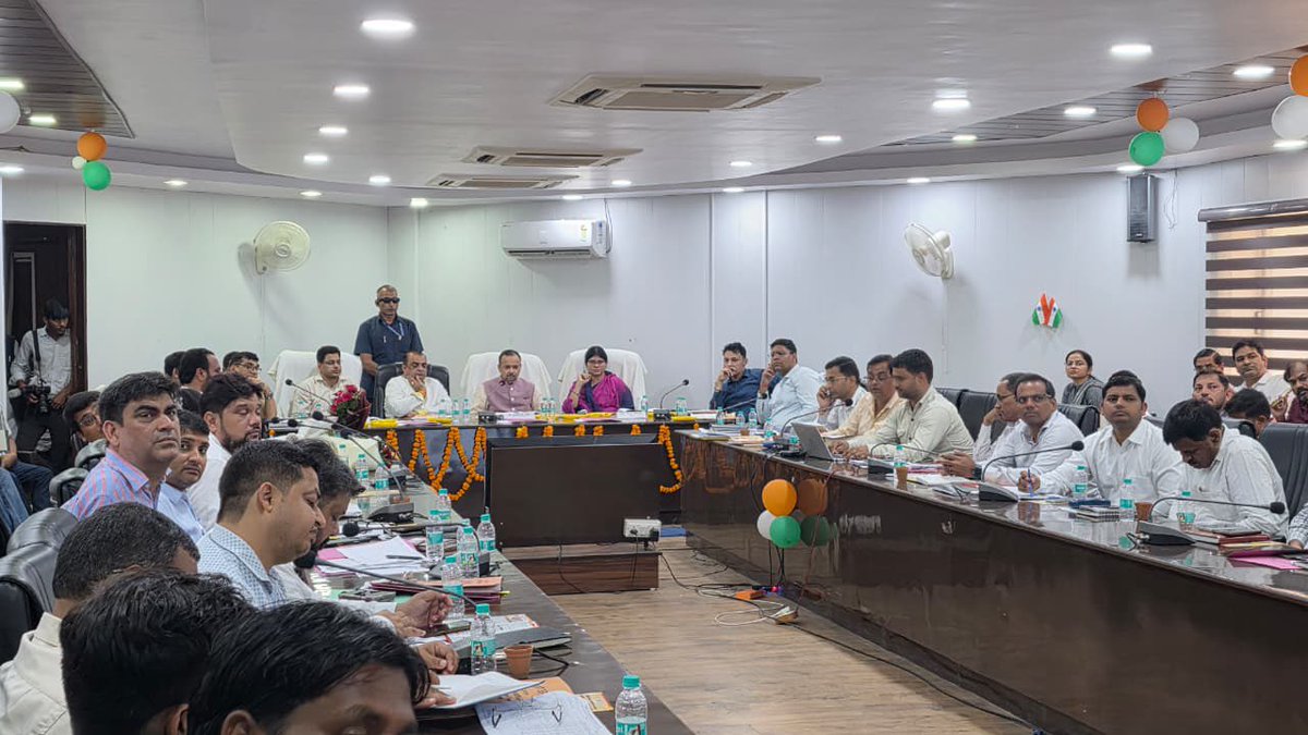rajbalabjpmla's tweet image. जिले के प्रभारी मंत्री आदरणीय श्री @JPSRathoreBJP जी की गरिमामयी उपस्थिति में विकास भवन सभागार में आयोजित विकास कार्यों की समीक्षा बैठक में उपस्थित रही । 

#bjp4viksitbharat
#mlarajbalasingh #MYogiAdityanath #bjp4up #bjp4ind #ChiefMinisterOffice #BJPUttarPradesh #NarendraModi