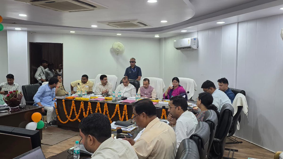 rajbalabjpmla's tweet image. जिले के प्रभारी मंत्री आदरणीय श्री @JPSRathoreBJP जी की गरिमामयी उपस्थिति में विकास भवन सभागार में आयोजित विकास कार्यों की समीक्षा बैठक में उपस्थित रही । 

#bjp4viksitbharat
#mlarajbalasingh #MYogiAdityanath #bjp4up #bjp4ind #ChiefMinisterOffice #BJPUttarPradesh #NarendraModi
