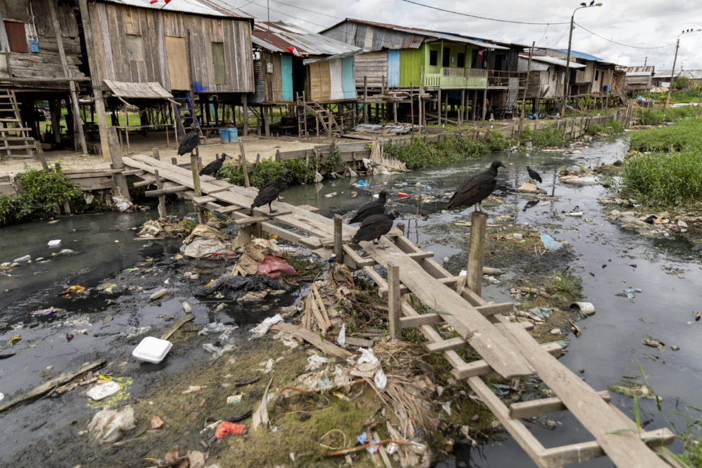 AlonsoRamosG's tweet photo. Dos realidades. Iquitos será sede mañana de Cumbre Amazónica del Agua, organizada por el vicariato apostólico. Una región que tiene  localidad, Punchana, que no tiene desagüe y 3 mil pobladores viven en medio de basura, según denunció La Encerrona. Foto: Zerca y lejos. https://t.co/14UJMRIXDA