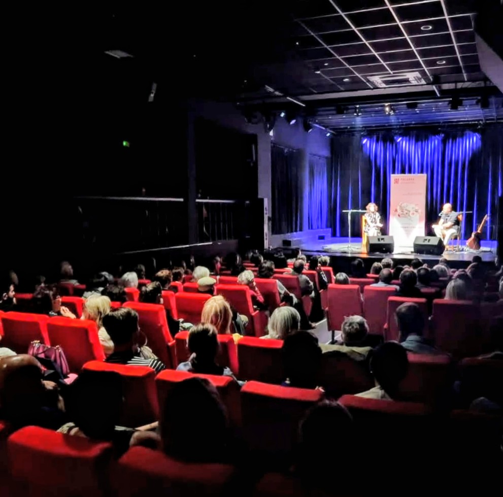 Los lugares están hechos de personas y palabras. Estos días, en León, han sido hermosos gracias a las personas con las que he estado. Con las que he sido. Gracias <a href="/RafaelSaravia_/">Rafael Saravia</a>, Niño de Elche, <a href="/MontDeMont/">Montserrat Dominguez</a>, <a href="/jesusmarana/">Jesús Maraña</a>, Daniela, Héctor y al público que ha llenado cada aforo. ❤️