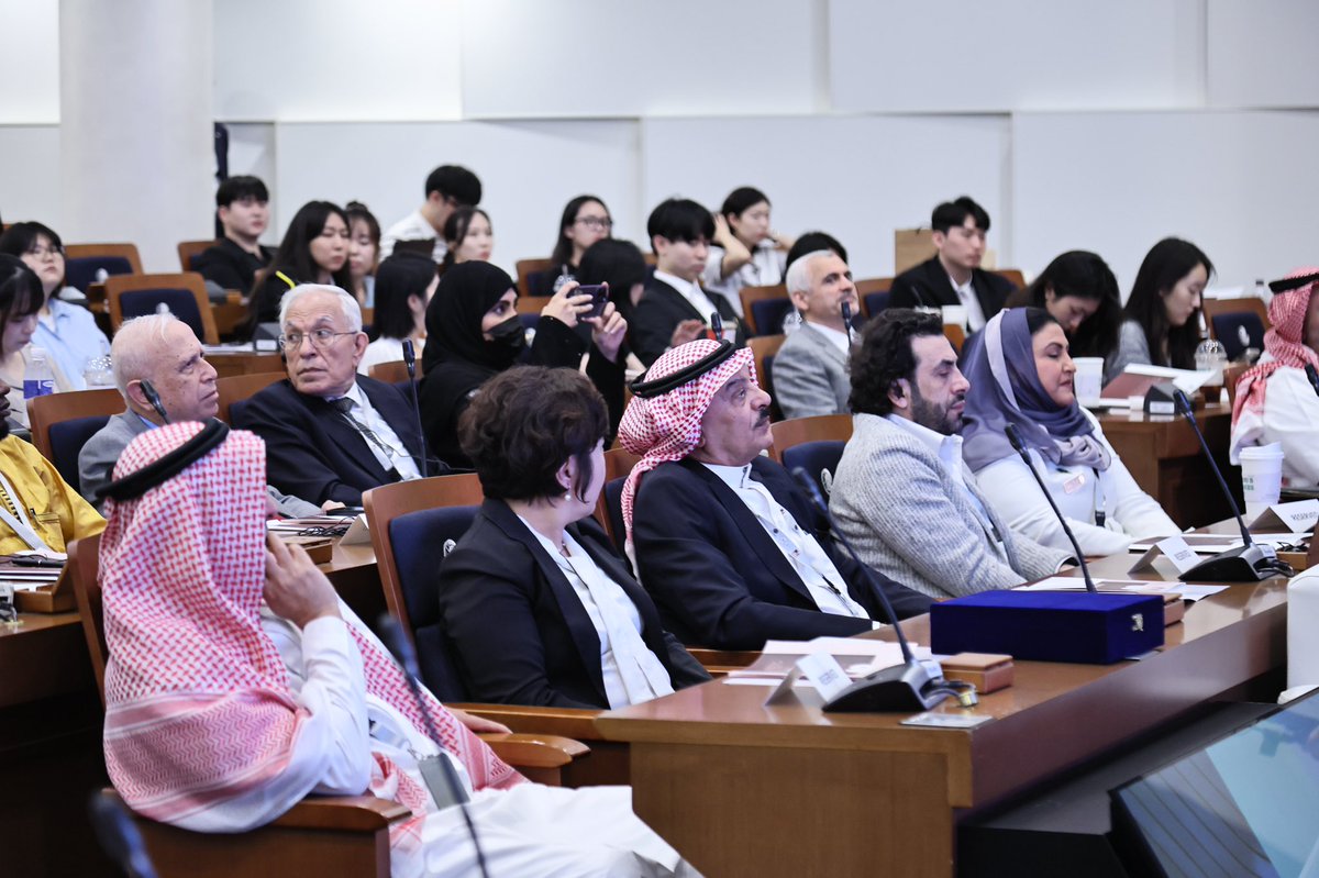 f_binmuaammar's tweet photo. شاركت في ملتقى الترجمة والذكاء الاصطناعي في #سيئول، بحضور رئيس جامعة هانكوك العريقة وصفوة من العلماء والمفكرين. أكدت خلاله أن المملكة العربية السعودية تمضي بثبات نحو الريادة، واضعة الترجمة والابتكار في قلب رؤيتها الحضارية والتنموية، مؤمنةً بأن رحابة الآفاق لا تحدّها لغة، وأن  أعظم استثمار هو في العقول اليقِظة التي تلتقط الجديد؛ فتُحوّله إلى فرصٍ تصنع الفارق.