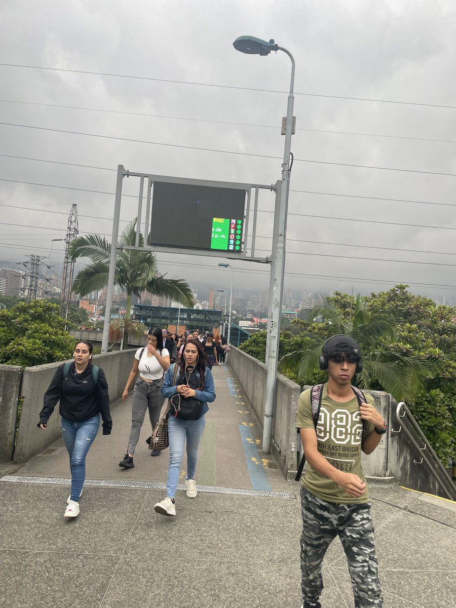 PIPEVELASQUEZ's tweet photo. Más de dos semanas y este informador de la red metro  en el Poblado sin señal @metrodemedellin hasta cuándo??? https://t.co/GLP4j4L7vW