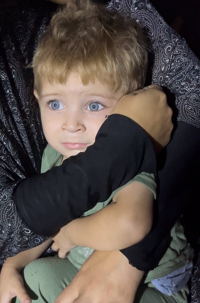 من عمر الحرب عمره.
لم يعرف إلا صوت الموت والقصف  ولا شيء سواه.

لم يعرف معنى الهدوء يومًا، ولا رأت عيناه إلا رماد البيوت ووجوه الفقد.
فمتى تنام هذه العيون الصغيرة بأمان؟