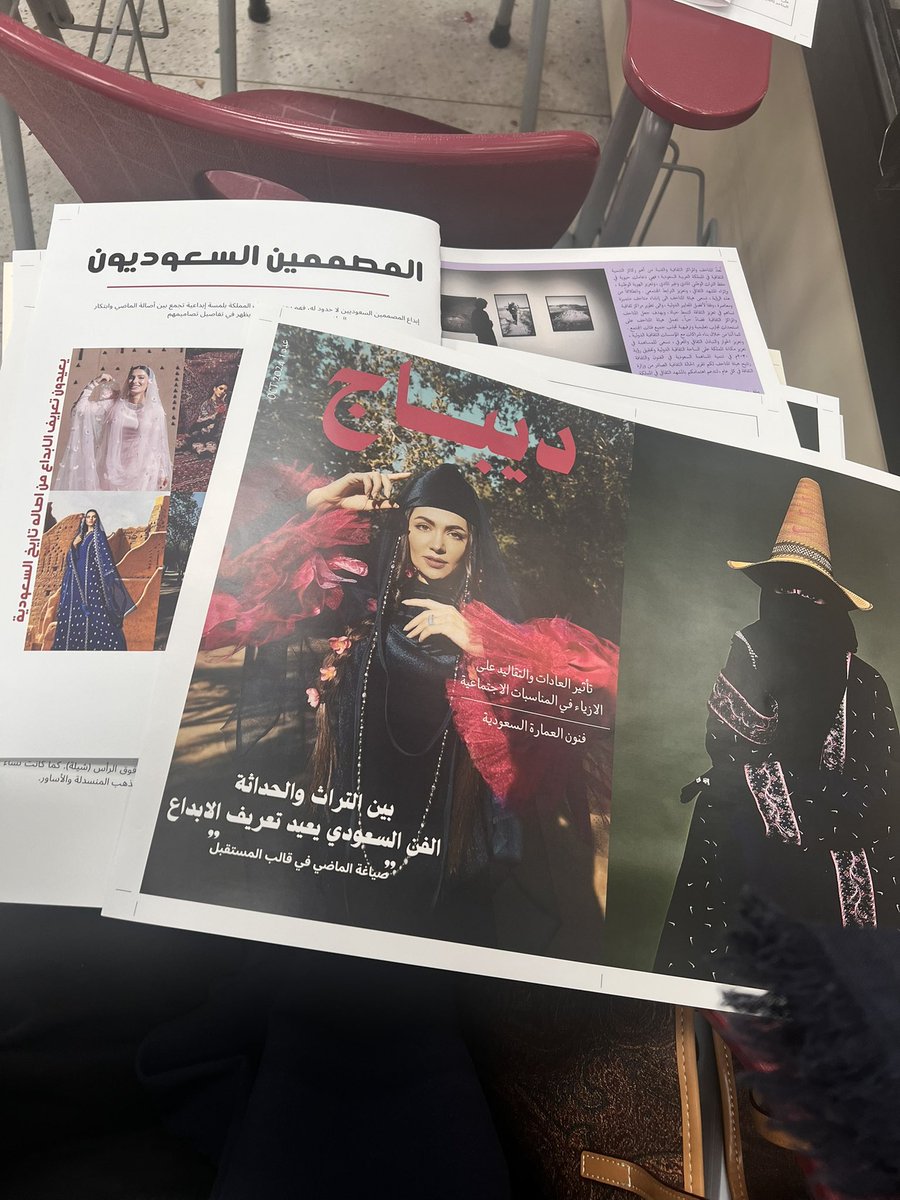 Raghad_2289's tweet photo. ضمن مشروعي في ماده الاخراج والانتاج الصحفي، قمت بتصميم مجلة كاملة عن الأزياء والفنون السعودية باشراف الدكتوره ساره الشعيبي وأجريت حوارًا خاصًا مع مصمم العطور العالمي بدر الحرقان تجربة ثرية وممتعه أضافت لي الكثير.
@BHarqan 
@sarahsh9415 https://t.co/GSqFXB0WVG