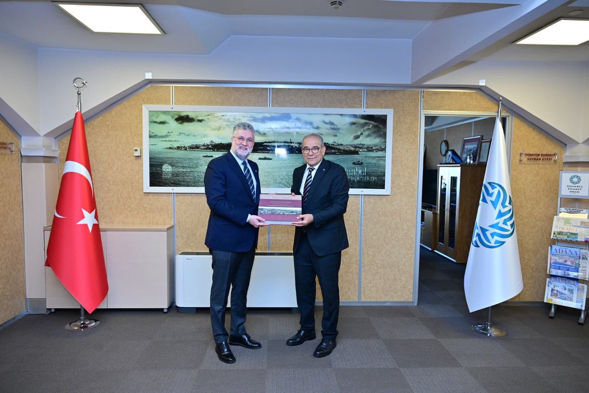 MADevelioglu's tweet photo. İstanbul Atlas Üniversitesi Rektörü Prof. Dr. Ersoy Kocabıçak’ı Odamızda Genel Sekreterimiz Prof. Dr. Nihat Alayoğlu ile birlikte ağırlamaktan ziyadesiyle memnun olduk.

Rektör hocamız ile gerçekleştirdiğimiz samimi ve verimli görüşmede üniversiteler arası iş birliği imkânları ve ortak projeler ile akademik gelişmeler üzerine fikir alışverişinde bulunma fırsatı yakaladık.

Sayın Rektörümüzün, 14 Ekim Salı günü gerçekleşecek olan 2025-2026 Akademik Yılı Açılış Törenine yönelik nazik davetleri bizleri ayrıca onurlandırdı.

Bu anlamlı günde bir arada olmaktan büyük bir memnuniyet duyacağımı ifade ediyor; eğitime, bilime ve gençliğe yönelik değerli katkıları için teşekkür ediyorum.

Bu nazik ziyaret ve davet vesilesiyle ülkemizin akademik iklimine katkı sunan tüm üniversite ve hocalarımıza şükranlarımı sunuyor, yeni eğitim-öğretim yılının hayırlı olmasını temenni ediyorum.
@atlasunv 
@ersoykocabicak