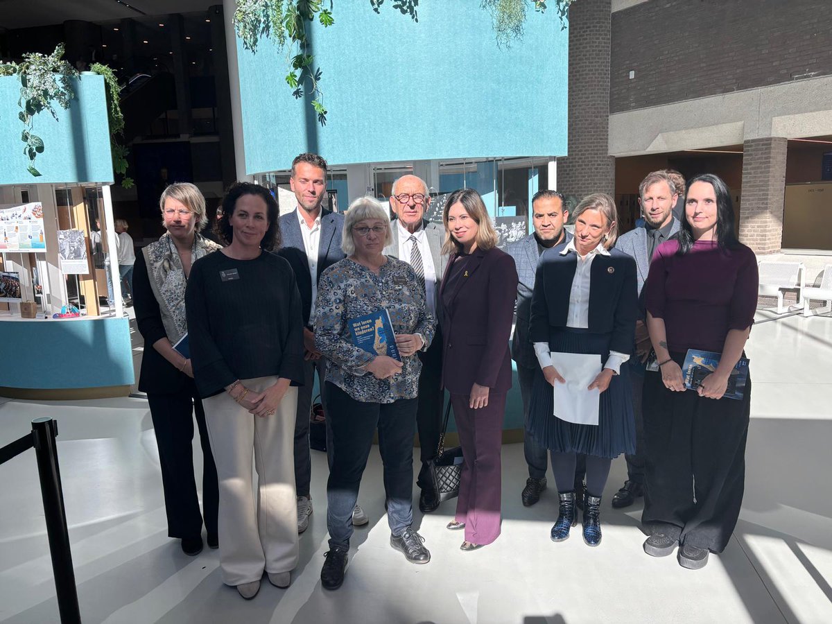 Leden van <a href="/OCW_TK/">Vaste Commissie OCW Tweede Kamer</a> namen vandaag het rapport 'Wat leren we onze kinderen', educatief videomateriaal over het Israëlisch-Palestijns conflict, in ontvangst.