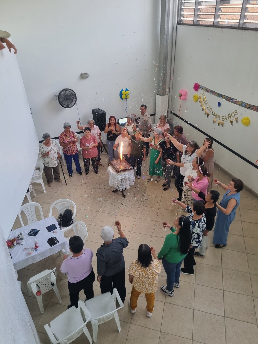 ✨💙 Mi pasión es y seguirá siendo compartir con nuestros adultos mayores 👵👴💫 hoy junto al grupo descentralizado Caminos de Ilusión disfrutamos momentos de alegría y unión 🙌🎶💃🕺 #AmorPorNuestrosMayores #CaminosDeIlusión 💕🌟