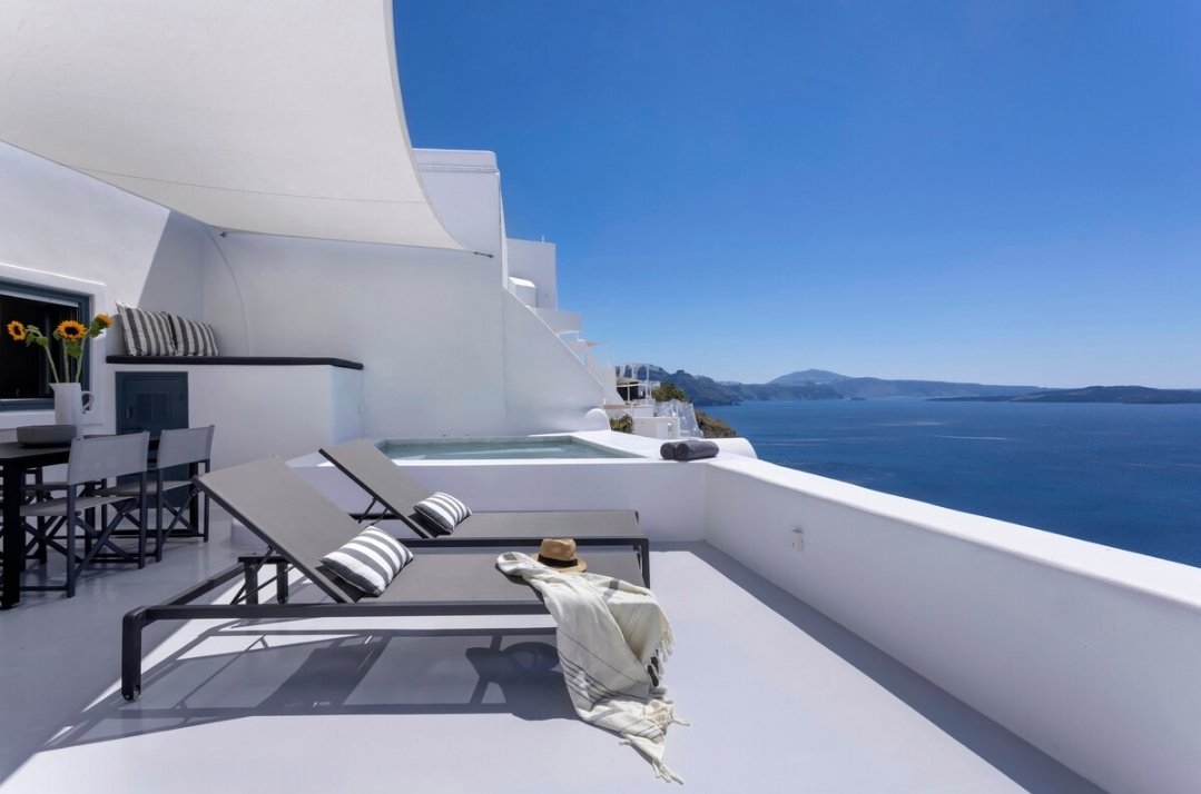 AppartDesign's tweet photo. Santorini, Greece https://t.co/iNvE4i8Oeu