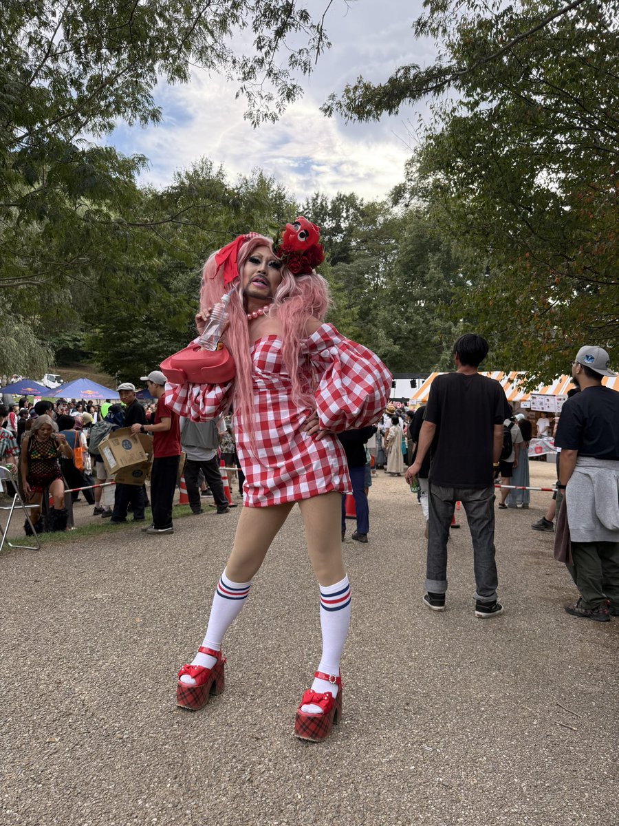 りんご音楽祭2025
2days 完走しました

お久しぶりのかたも、初めましてなかたも
それぞれがそれぞれの楽しみ方で盛り上がっていました
うん、うん、それでよいのだよ

当日は興奮していて平気なんだけど、終わってから歩くの辛いくらい脚が痛い
毎年

でも幸せ