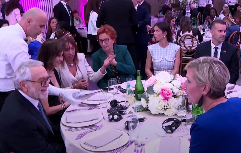 🏆La Presidenta Castro recibió el WPL Trailblazer Award 2025 en Montenegro, máximo galardón internacional al liderazgo femenino. Con la compañía del Embajador Moncada en este importante foro global, Honduras se proyecta como referente en la transformación política inclusiva.