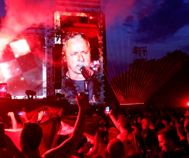 In Croazia il concerto di “Thompson” non è mai terminato. I 500.000 spettatori sono tornati a casa, ma i media locali parlano ancora del regime Ustascia e dei legami tra il cantante ed il governo croato. Altri approfondimenti su Balkanismo urly.it/31cbm4