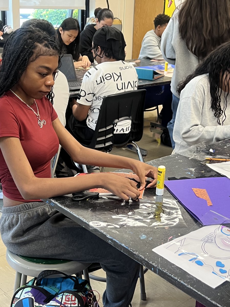 FpcaWest's tweet photo. Exciting work is happening in our 8th-grade and JV enterprise classes! Students are diving into self-portrait projects and collaborative design work—just one of the many ways FPCA champions student agency through art and creativity. #WHerARTS #WheRiseTogether  #FPCA https://t.co/wfWupt3ubQ