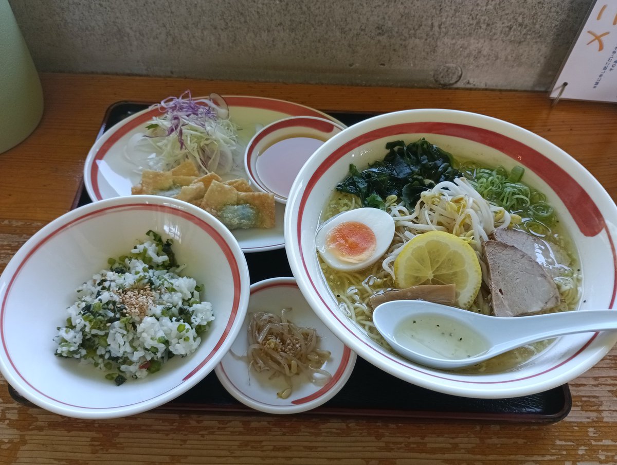 今日のラーメン
隣村に出掛けたので蕎麦屋さんに行くと7人程並んでいたのでラーメンに変更🍜
田舎にあるお店だが気取ってもなく洗練されたお味
←田舎者が言ってるので大目にみてね😆
大将含め3人程での家族経営みたいだが豚骨、醤油、塩、味噌とあって楽しめるお店です
ごちそうさまでした