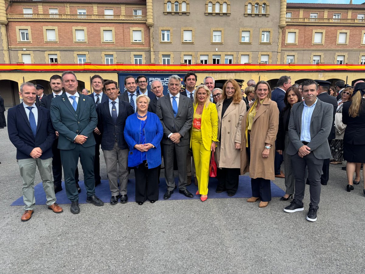 🔹️Amplia representación del PP Vasco con <a href="/JavierDeAndres_/">Javier De Andrés</a> a la cabeza, compartiendo con la <a href="/policia/">Policía Nacional</a> el día de sus patronos, los Ángeles Custodios en Basauri. 

Gracias por vuestra entrega y trabajo en Euskadi. #EskerrikAsko!