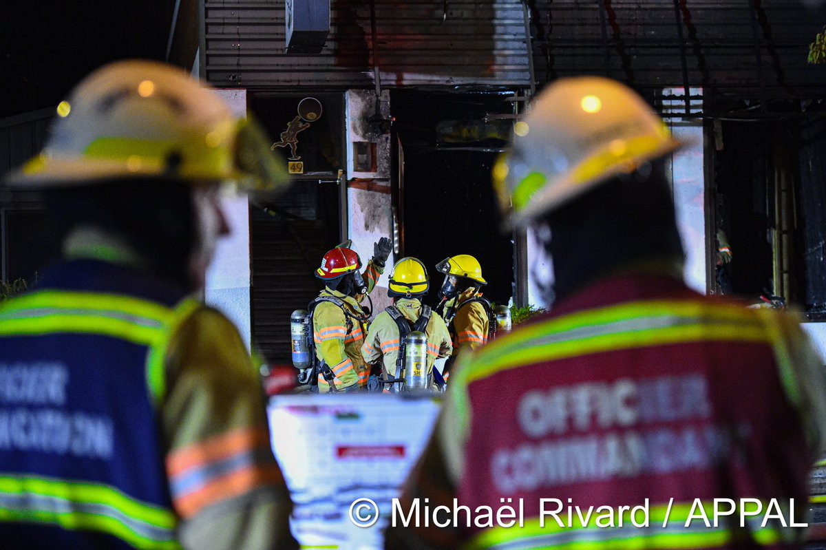 Un incendie fait rage cette nuit sur l’avenue Green à Saint-Lambert. L’incendie, de nature criminelle, aurait été provoqué par un cocktail Molotov. Un ou des suspects ont été arrêtés à proximité des lieux. L’enquête est en cours. <a href="/POMPIERSAPPAL/">APPAL</a>