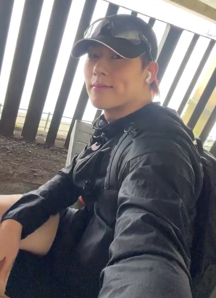 tpe1h's tweet photo. 아니 솔직히 느낌 개좋다
장롱면허의 남자 백팩 메고 자전거 타고 다님
반바지
운동 끝나고 한강 지나가다가 날씨 좋은 날에
한강 같이 보면 좋을 거 같다고 라이브 키고 프로틴 마심
반바지
지금 평일 오후에
ㅈ.ㄴ 느낌좋은 라이브 ㄹㅈㄷ
반바지 https://t.co/NeNKw93ZHr