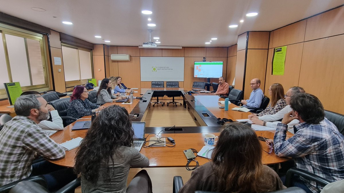 CoopsAgroES's tweet photo. Éxpertos de la @La_UPM @Syngenta @KOPPERT_ES @MoVinoDO @gobmapa @PT_Vino @CoopsAgroCV @CoopAgroCLM analizan en un grupo focal de sanidad del #viñedo proyecto @SUPPORTIPM_EU con vistas a mejorar el control fitosanitario del #viñedo con técnicas  de #gestiónintegrada de #plagas https://t.co/ySyXPHmO8t