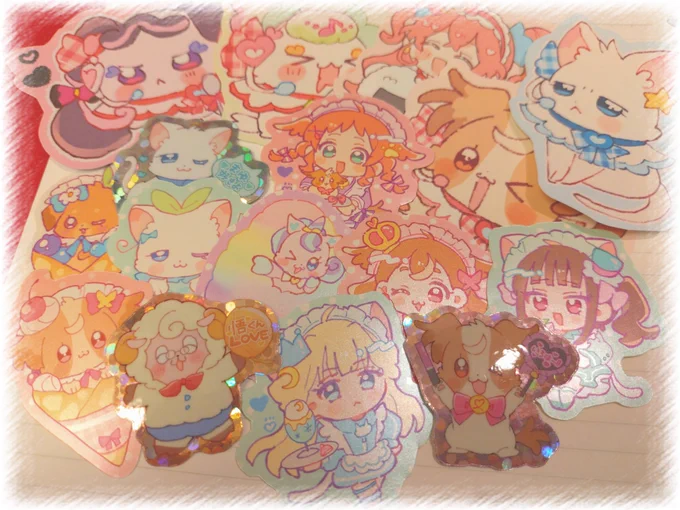 ポム()大先生のグッズが先日我が家にも届きました〜!!(めちゃくちゃ写真あげるの遅くなってしまった…) 勝ち取ったシールちゃんたちが…あまりにもかわいすぎて眼福…素材がめっちゃくちゃしっかりしすぎててすごい… 一個一個ポムちゃんが大切に切ってくださったんだぁ… →