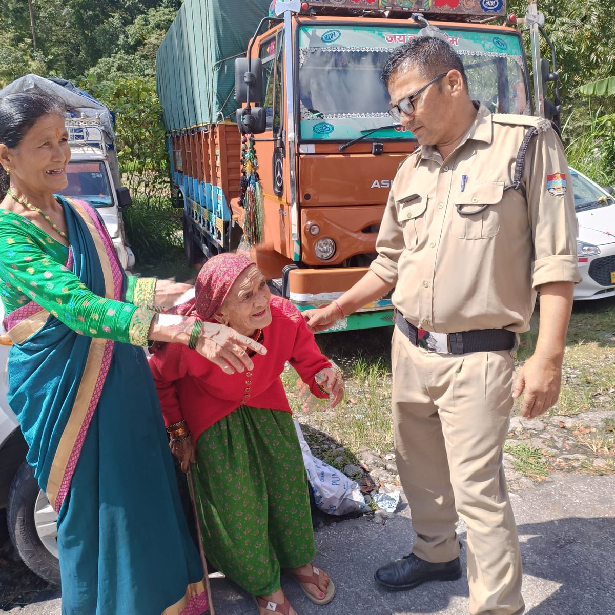 PithoragarhPol's tweet photo. 📌 पिथौरागढ़ पुलिस रख रही है बुजुर्गों का खास ख्याल
📌मित्रता, सेवा और सुरक्षा के भाव के साथ वरिष्ठ नागरिकों की समस्याओं का समाधान
#pithoragarhpoliceuttarakhand #HumanInKhaki #humaninkhaki https://t.co/Hw4W4wVF7K