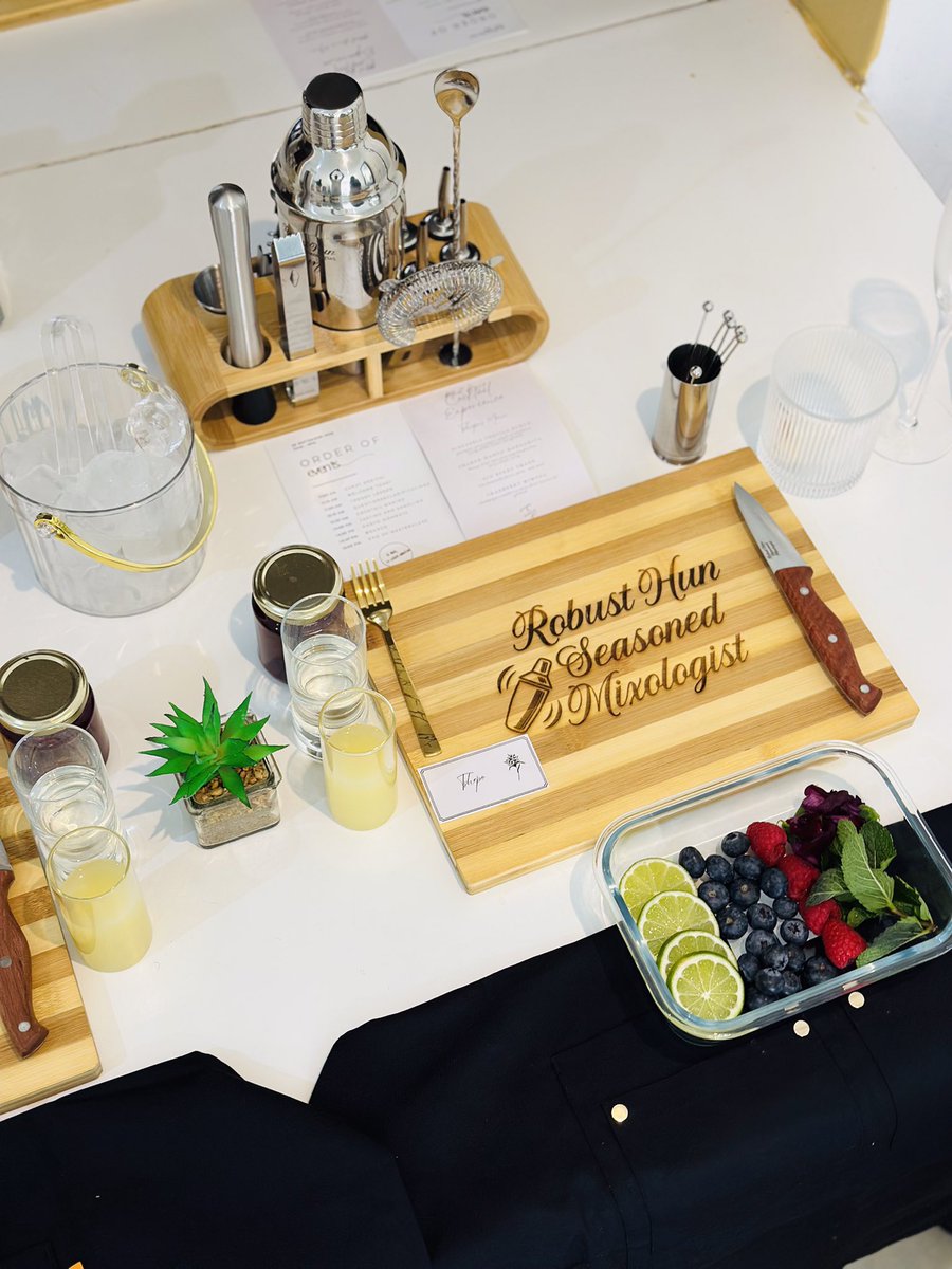 Say I love you
Say happy birthday 
Say happy anniversary 
Say congratulations on your milestone 

With a unique cocktail experience for you and your loved one at the comfort of your space.

Choose the package that best fits your budget and let’s have your loved one feel seen by