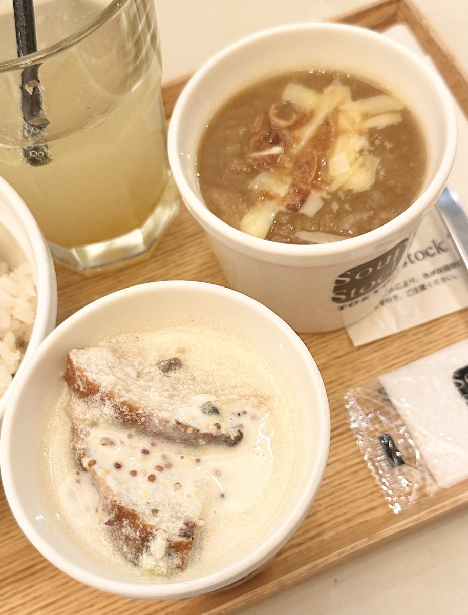 coco_home__'s tweet photo. スープストックの期間限定の激うまスープ、今年もきたー！！！

フェルメールの牛乳を注ぐ女のスープはゴーダチーズが溶け込んだ濃厚ミルクにレーズンと胡桃のパンが乗っててゴッホのオニオングラタンスープはとろっとろの玉ねぎにひたひたパンが最高すぎる…本当に美味しくて一瞬でなくなる…リピ確定 https://t.co/pm48FgJOGp