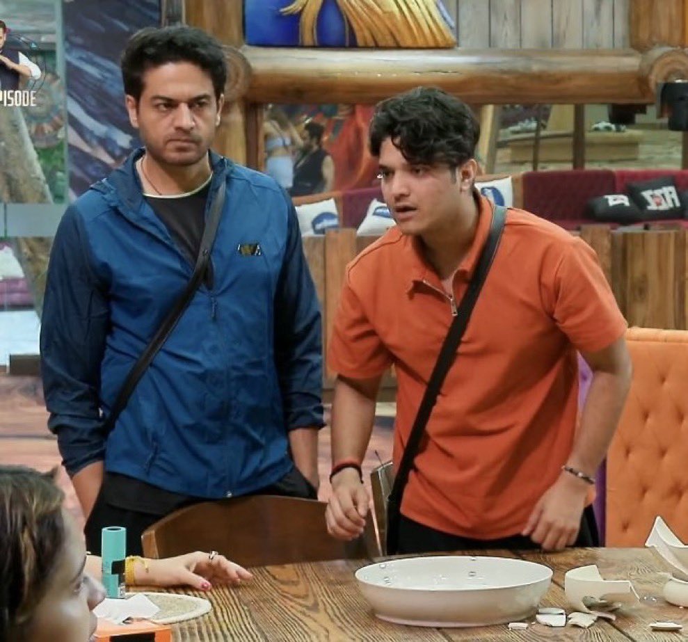 #GauravKhanna be like ; Sh!t yar Nidhi ne ye nai btaya ki dikhne ke liye plates bhi todni pdegi 😂😂

But expression 🔥
#BiggBoss19