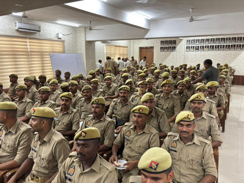 co32pacup's tweet image. आज 32वीं वाहिनी पीएसी लखनऊ में सेनानायक महोदया सुश्री प्राची सिंह की गरिमामयी उपस्थिति में  आरटीसी व वाहिनी कर्मचारियों का सैनिक सम्मेलन आयोजित किया गया। सम्मेलन में जवानों को अनुशासन,कर्तव्यनिष्ठा व समर्पण के महत्व से अवगत कराया गया।@Uppolice @adgpacup @prachiIPS @UPPoliceTrgHQ