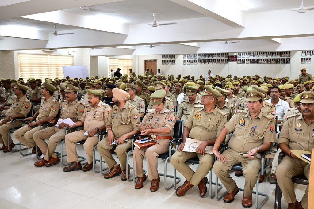 co32pacup's tweet image. आज 32वीं वाहिनी पीएसी लखनऊ में सेनानायक महोदया सुश्री प्राची सिंह की गरिमामयी उपस्थिति में  आरटीसी व वाहिनी कर्मचारियों का सैनिक सम्मेलन आयोजित किया गया। सम्मेलन में जवानों को अनुशासन,कर्तव्यनिष्ठा व समर्पण के महत्व से अवगत कराया गया।@Uppolice @adgpacup @prachiIPS @UPPoliceTrgHQ