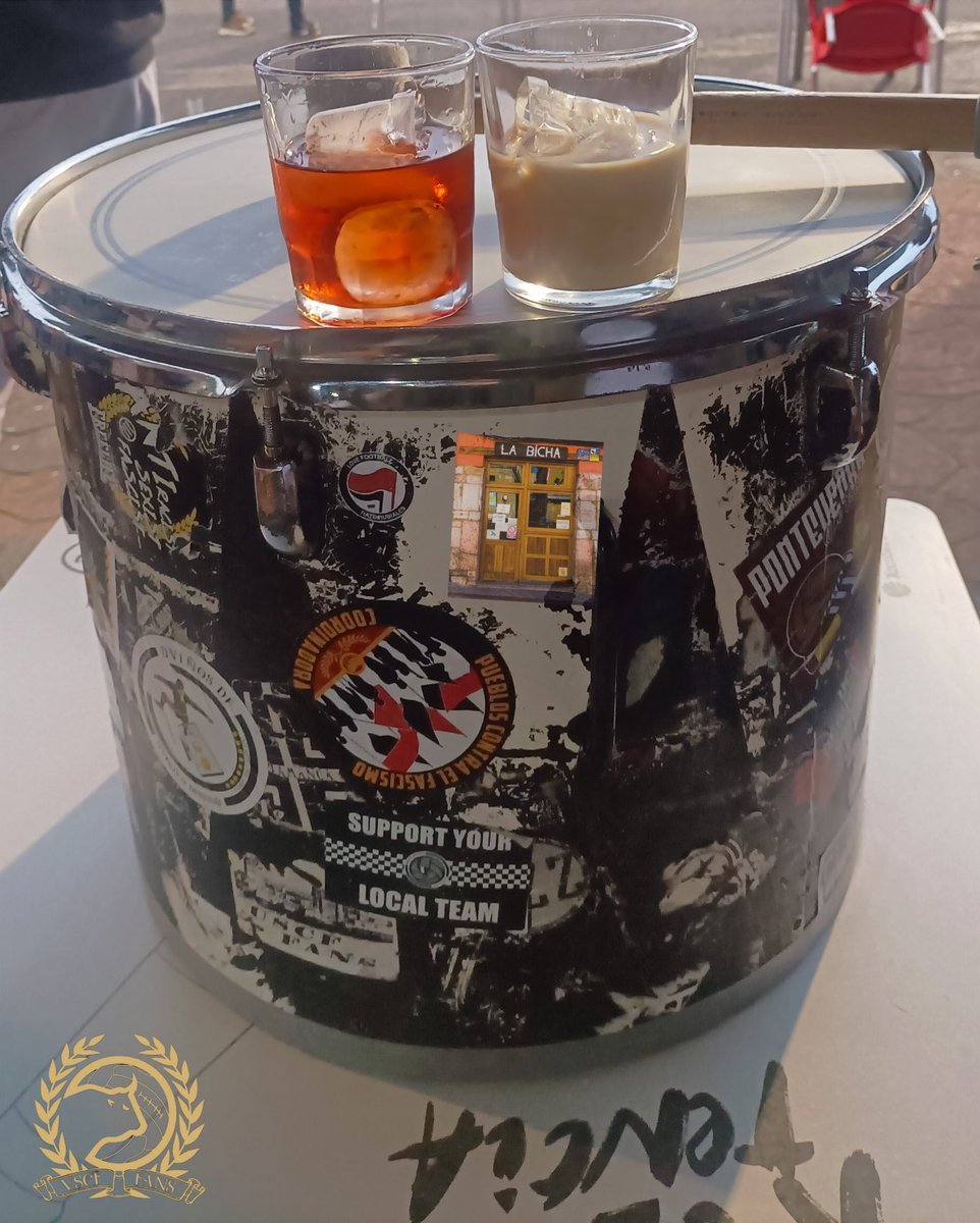 ¿Pero como? 
¿Que <a href="/HVeintipico/">Hora Veintipico</a> tiene pegatinas y no hay una en nuestro bombo?
<a href="/HectordeMiguel/">Héctor</a> hazlo posible...