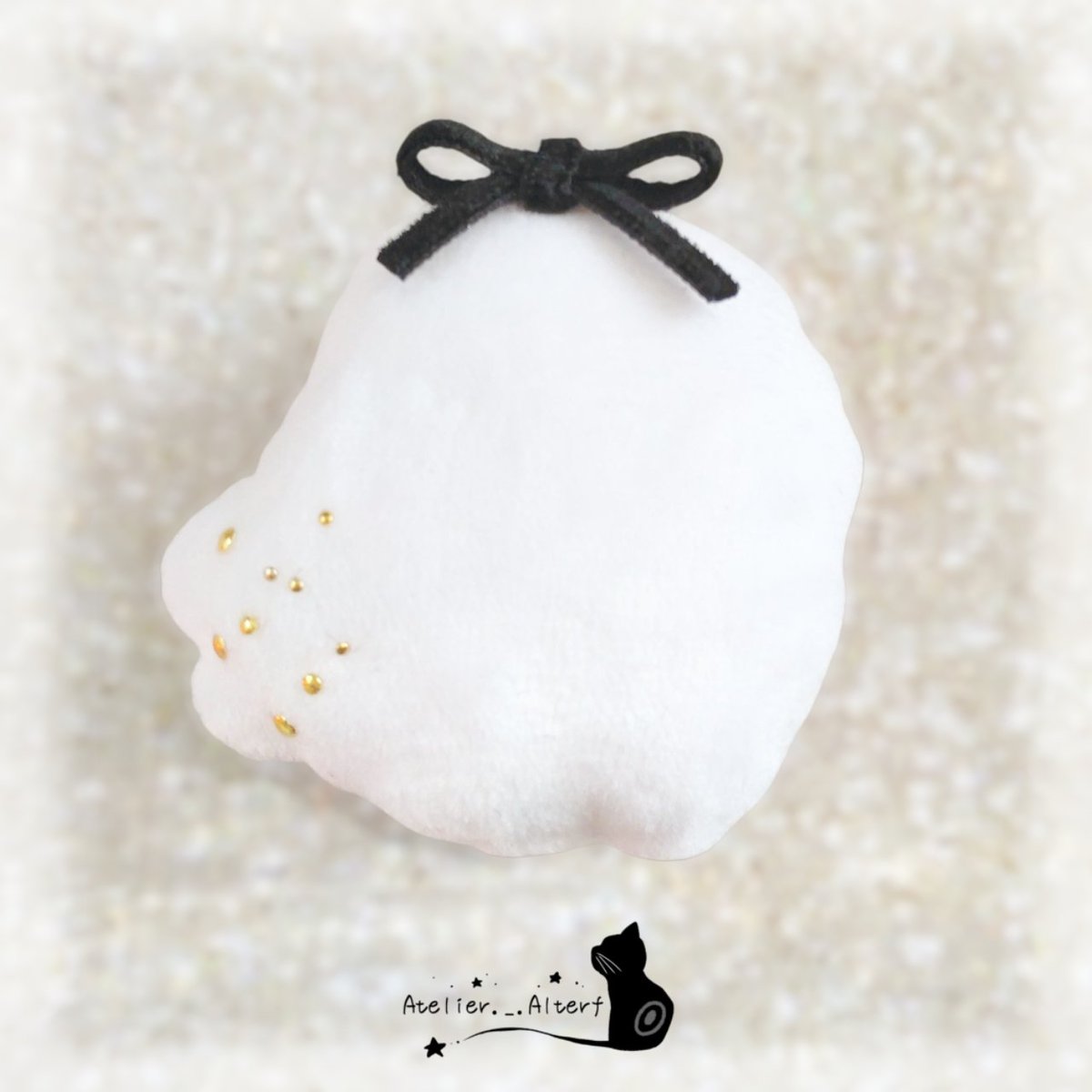 Atelier_Alterf's tweet photo. キラキラチャームを持ったふわりさんを作りました✨
まるで星のカケラを運んでいるようなデザインになってます🌌
Minne、メルカリshopsにて販売します！
 #ハンドメイド 
 #マスコットキーホルダー 
 #オリジナルキャラクター
 #癒しおばけのふわりさん 
 #AtelierAtelier https://t.co/RfRaVWG3cu