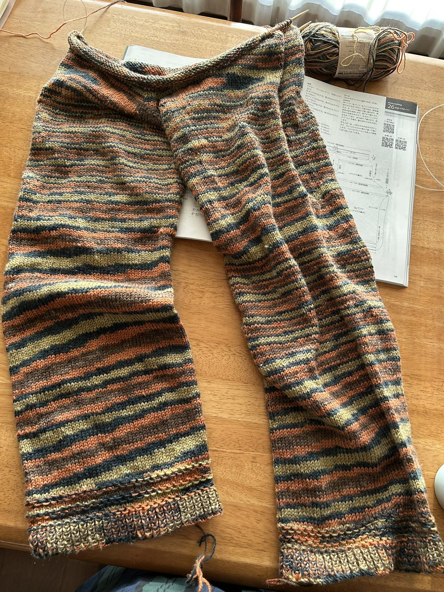 DharmaFM's tweet photo. ズボンを編んでいます。
習作です。
毛糸だま2024 vol.203 4size knitting を参考にしています。 https://t.co/g7UaZaL1mN