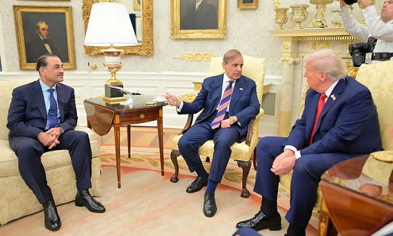 Stream_PK's tweet photo. 🚨Will Pakistan Recognize Israel Soon? Shehbaz Sharif’s Remarks Spark Backlash

PM Shehbaz Sharif’s recent comments have angered many Pakistanis and Muslims, seen as a soft signal toward the U.S. and Israel, reigniting debate over Pakistan’s stance on Israel.
#Pakistan #Israel https://t.co/sDV0lM0hUw