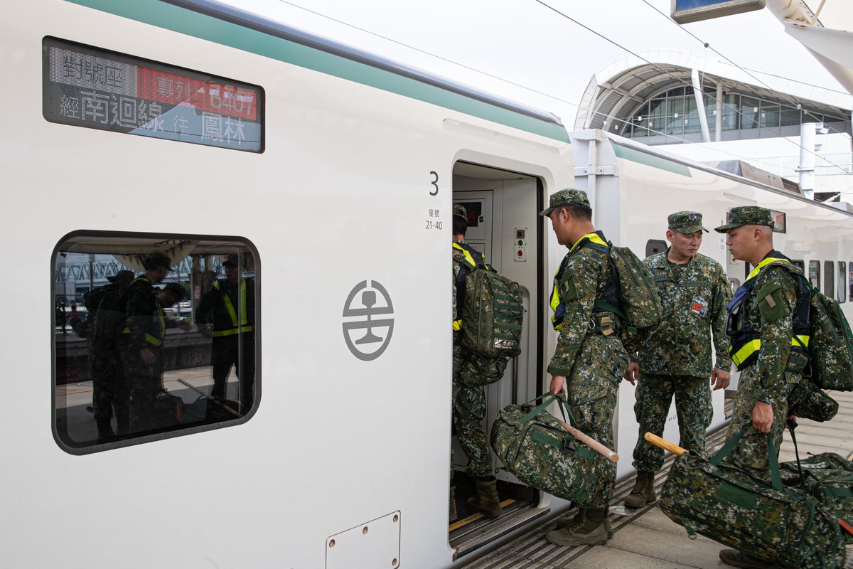MoNDefense's tweet image. A special train carrying troops for disaster relief has arrived in Hualien.

#ROCArmedForces 
#ContinuedSupport 
#DisasterRelief